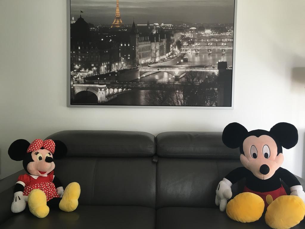 F&B'S Home Disney Serris Zewnętrze zdjęcie